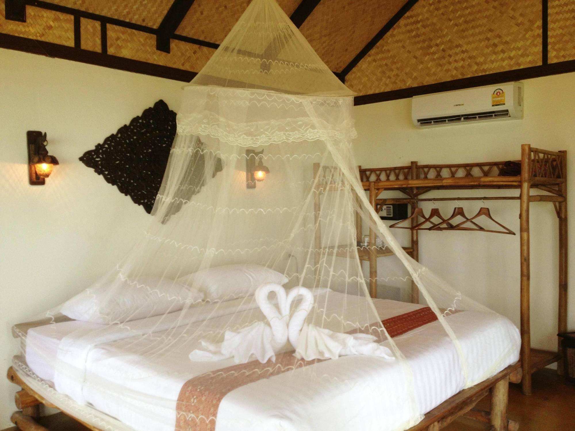 Nautilus Right On The Beach Resort Koh Lanta Exterior photo